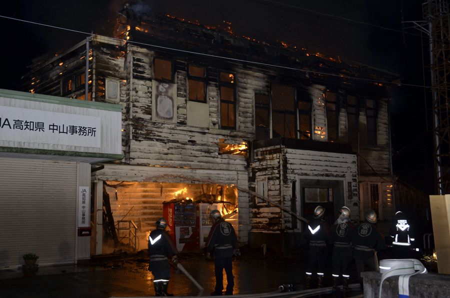 事務所が全焼した火災現場（３月３０日午後８時５０分ごろ、安田町正弘）