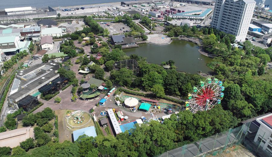 浦戸湾にほど近い、わんぱーくこうち。きょうも親子連れらの笑顔であふれる(高知市桟橋通6丁目)