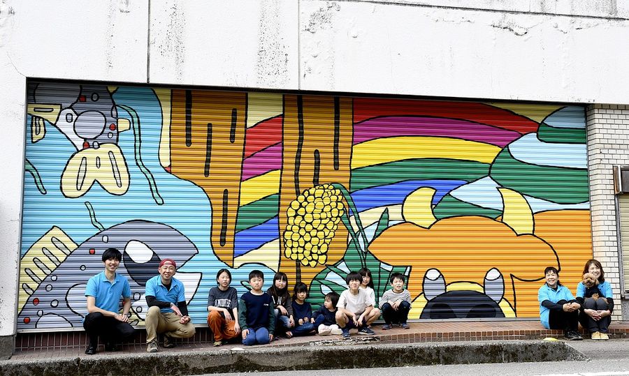 住民らが地区を元気づけようと描いたシャッターアート（土佐町相川）