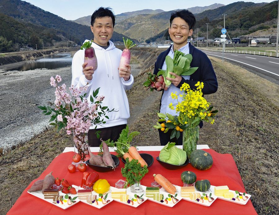 蕨岡産の野菜で健康志向のケーキを創作、販売する西村光平さん＝左＝と福留弘康さん（四万十市蕨岡乙）