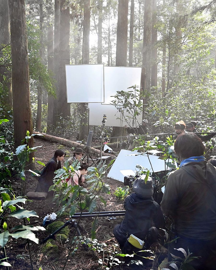 鳥のさえずりが響く朝の森の中で、神木さんらが撮影に臨んだ（越知町の横倉山）