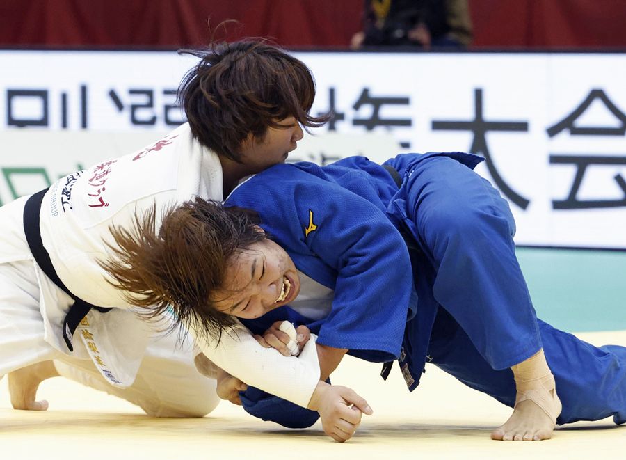 【女子７０キロ級決勝】桑形萌花＝右＝の攻めを耐える池絵梨菜（福岡国際センター）