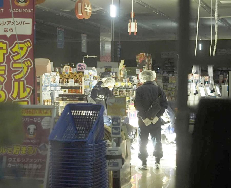 強盗未遂事件が起きたドラッグストアの中を調べる捜査員（４日午後１１時２５分ごろ、高知市神田）