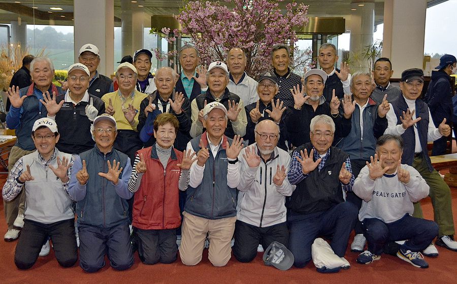 ６００回目の開催を喜ぶ「いの西町会」メンバーら（日高村の錦山カントリークラブ）