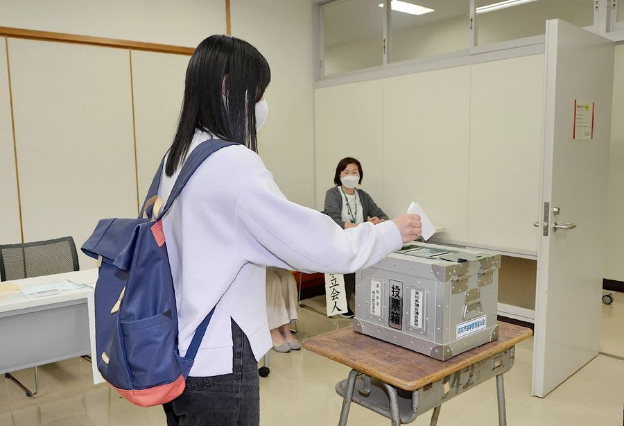 期日前投票する学生。それぞれが1票に思いを込めた(高知市曙町2丁目の高知大学朝倉キャンパス)