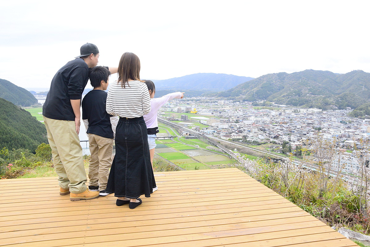 展望広場と道の駅に「ウッドデッキ」完成 高知県宿毛市・大月町 | 高知新聞