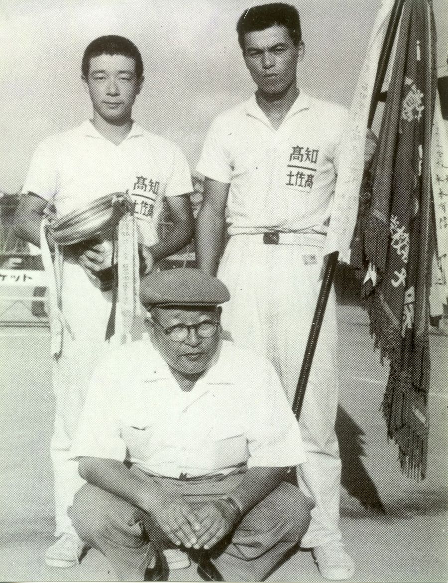 優勝直後の石元孝夫＝右＝と西山建。前は西山の父で監督の西山順一（１９６３年８月６日、三重県伊勢市営テニスコート）