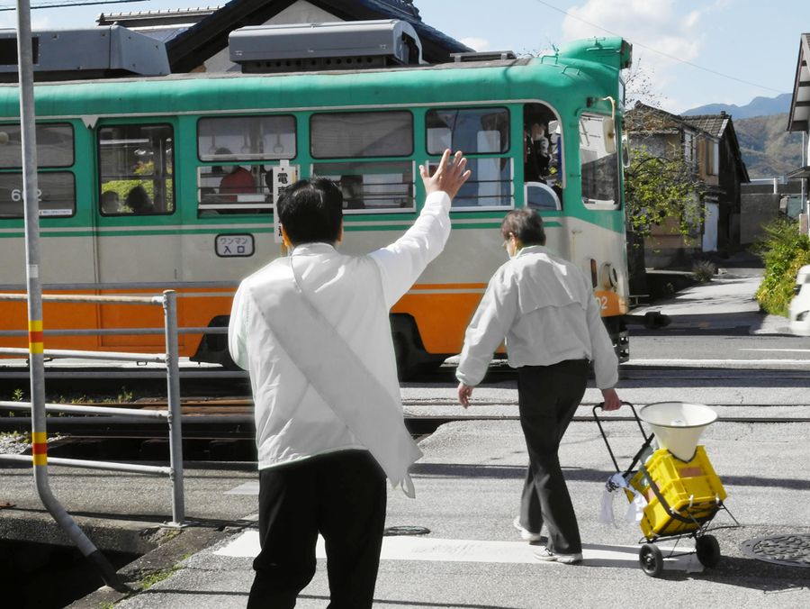 県議選はフィナーレを迎え、各候補が最後まで懸命の訴えを続けた（高知市内＝佐藤邦昭撮影、画像は一部加工しています）