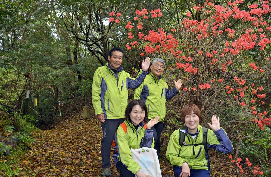 牧野富太郎博士が歩いた青龍寺道の魅力を伝えるガイドメンバーたち（土佐市塚地）