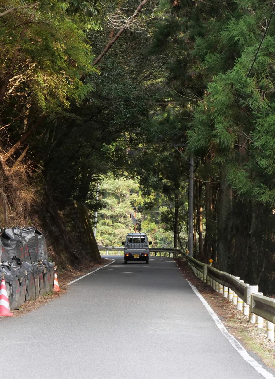 馬路に向かう道。未改良部分は今も残る（安田町内）