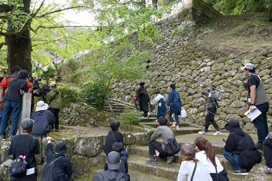 佐川町の青源寺の石段を活用して行われたロケ風景