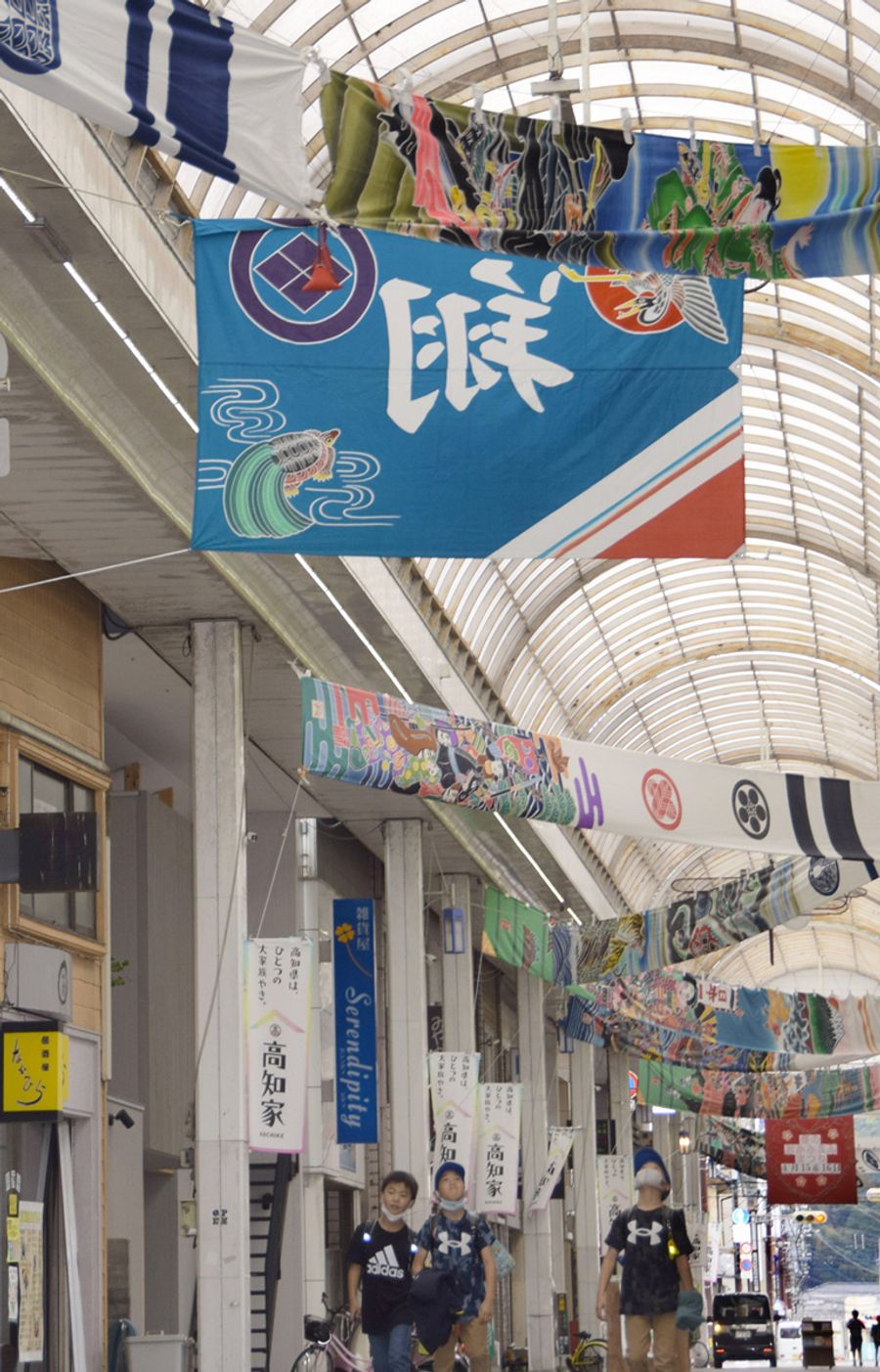 のぼりやフラフで飾り付けられた天神橋商店街アーケード（四万十市中村天神橋）