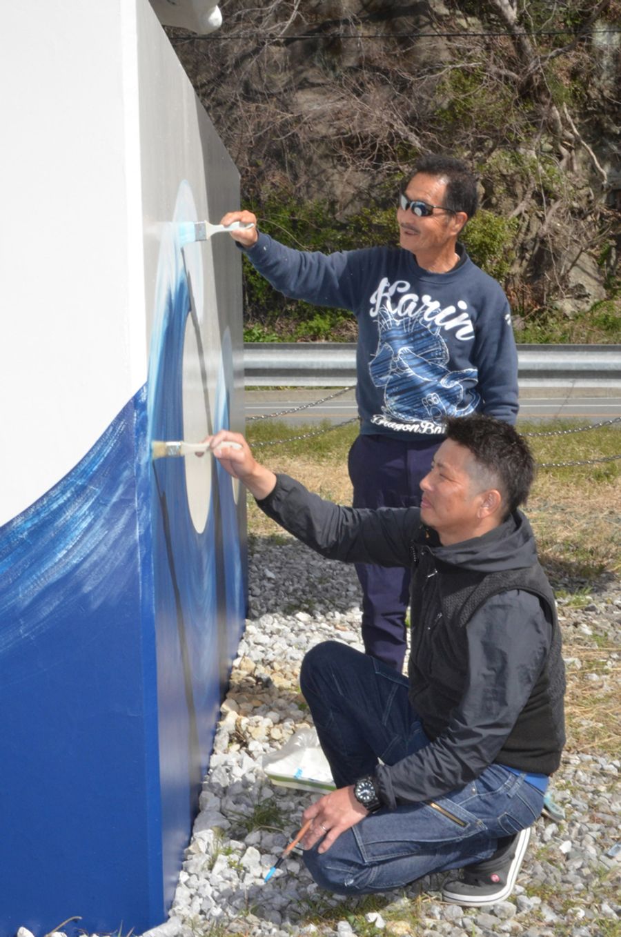 波を描く西村さん親子