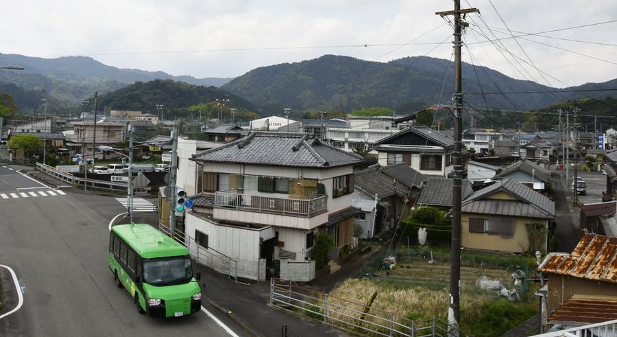 ＤＭＶが駆ける東洋町。人口減や財政難に苦しむ中、豊富な観光資源は大きな武器だ（同町河内）