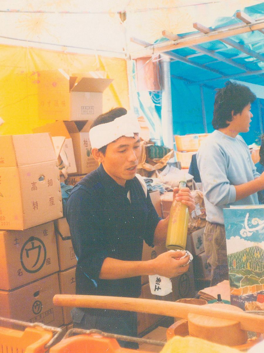 頭にタオルを巻いた東谷さん。タオルに命を救われた