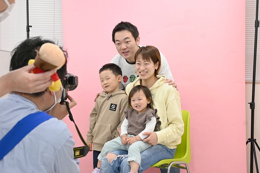 赤ちゃんの成長を祝った記念新聞撮影会(高知市の高知新聞住宅総合展示場「ライム」)