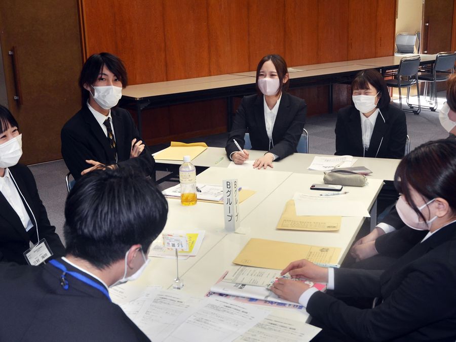 先輩職員との座談会で話を聞く新任職員（高知市丸ノ内２丁目の高知城ホール）