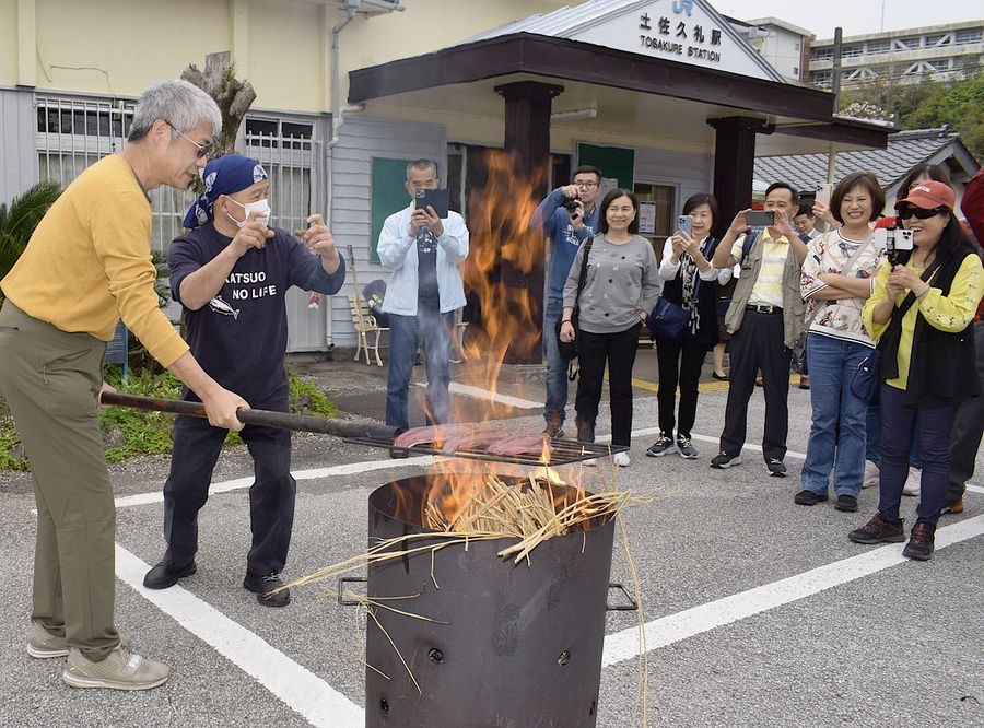 旬の初ガツオをＰＲしたわら焼きたたきの実演（中土佐町のＪＲ土佐久礼駅前）