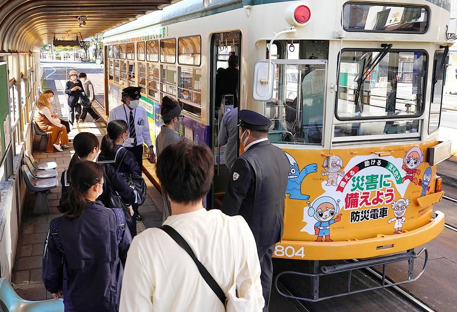 多くの利用客でにぎわったワンコインデー(昨年11月3日、高知市のはりまや橋電停)