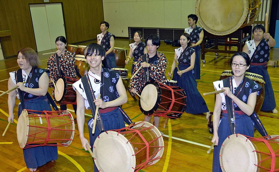 結成２０年を迎えた吾北清流太鼓一番風のメンバーたち（いの町下八川丁）