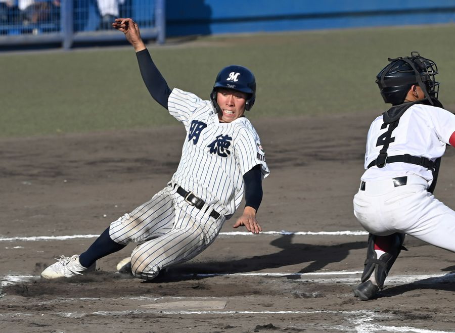 【明徳―松山商】１０回裏明徳１死一、二塁、岩見の左前打で二走寺地がホームイン。５―４でサヨナラ勝ちする。捕手清家（春野球場＝森本敦士撮影）