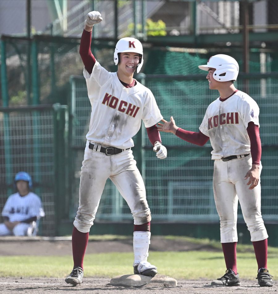 【阿南光―高知】８回表高知２死満塁、門野が中前に逆転の２点打を放ち、一塁塁上でガッツポーズ。７―６とする（高知球場＝佐藤邦昭撮影）