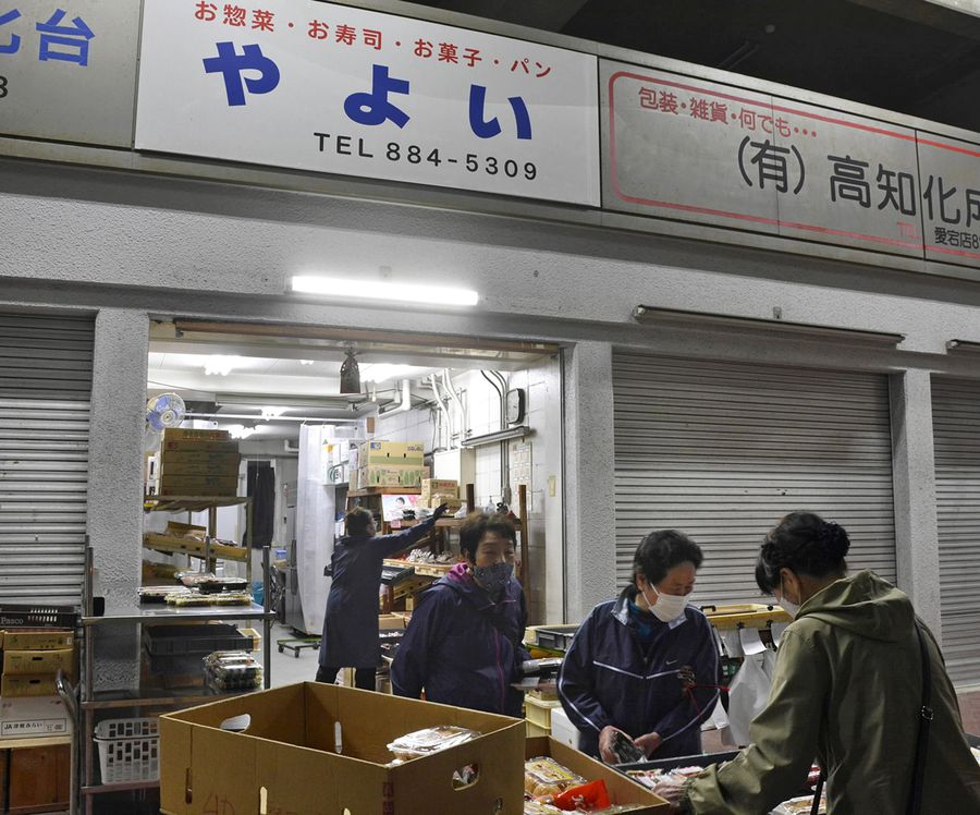 暗い中、山から仕入れにきた女性たちでにぎわう「やよい」