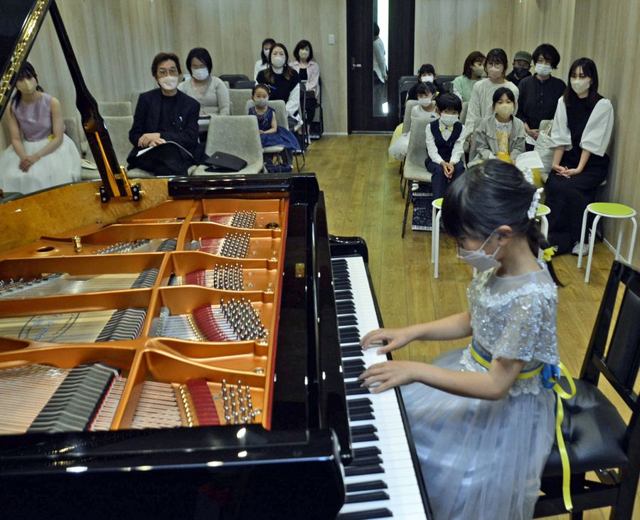 ウクライナ支援を願い、藤原佐和子さんが開設した音楽ホールで開かれたコンサート（いの町上八川甲の「ごほく　星のホール」）