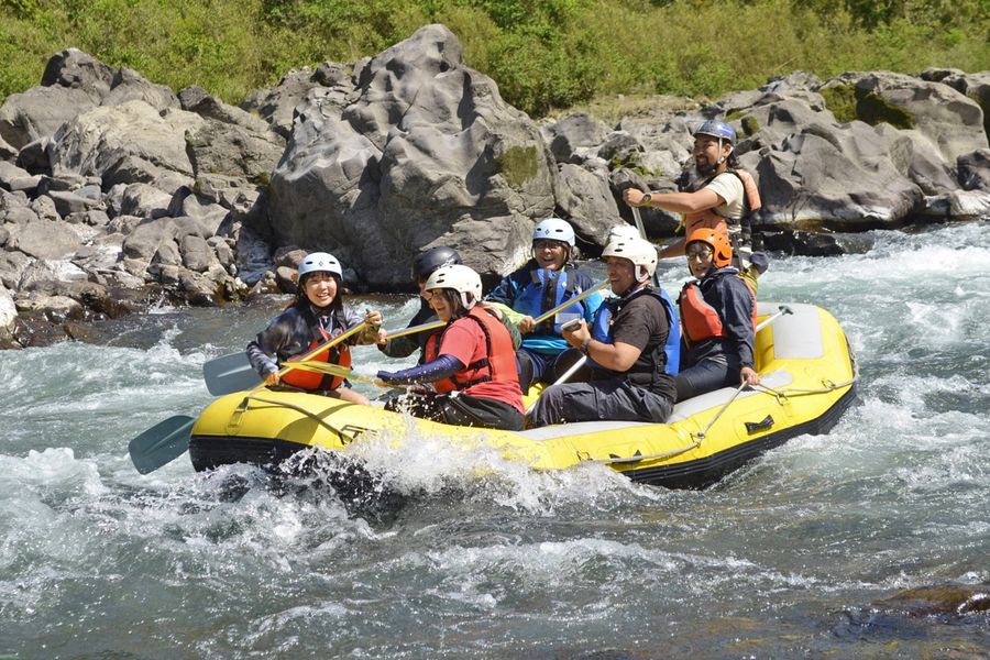 四万十川のラフティングに歓声を上げる観光客ら（四万十町昭和）