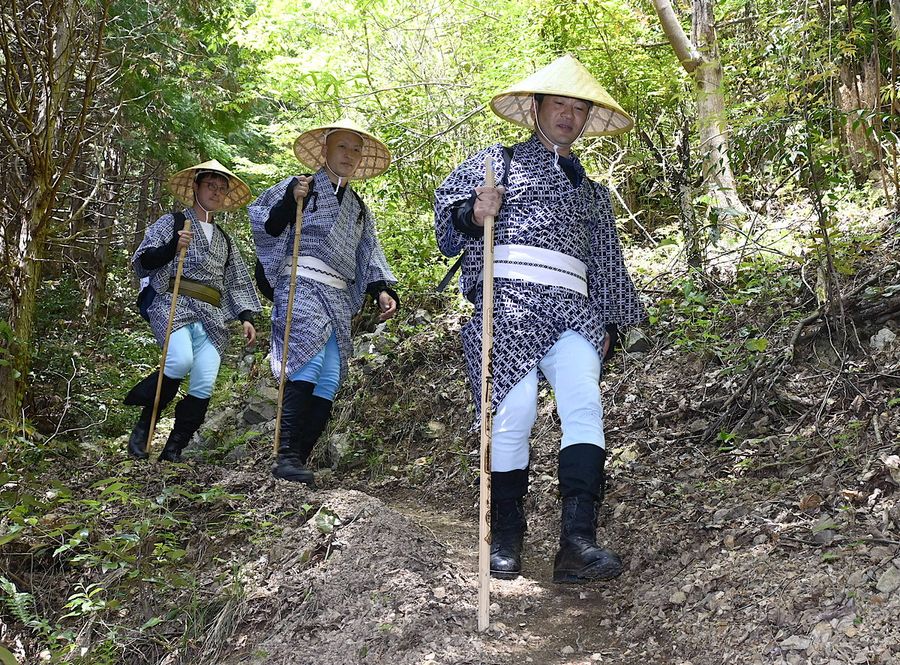 昔の旅装束で山道を歩く参加者（香南市香我美町中西川の文代峠）