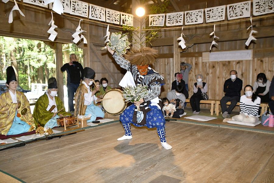 迫力ある舞が披露された池川神楽の奉納（仁淀川町用居乙の岡山二所神社）