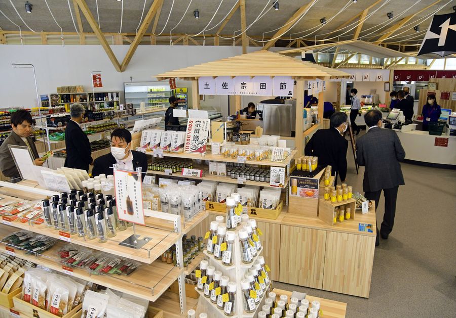 カフェやレストランを併設し、木のぬくもりあふれる店内（写真はいずれも土佐清水市の道の駅「めじかの里土佐清水」）