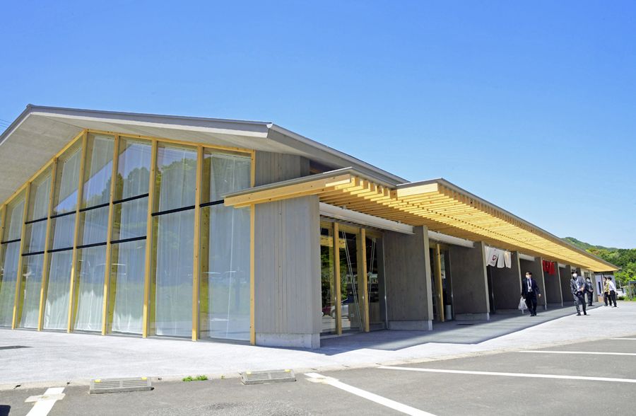 ガラス張りの開放的な建物