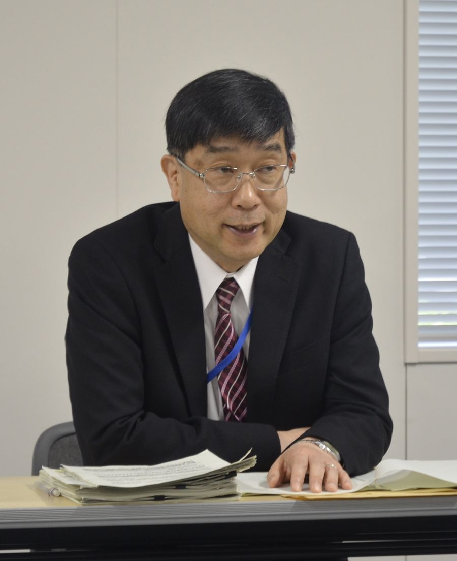 記者会見する四国運輸局長の石原典雄氏（高松市）