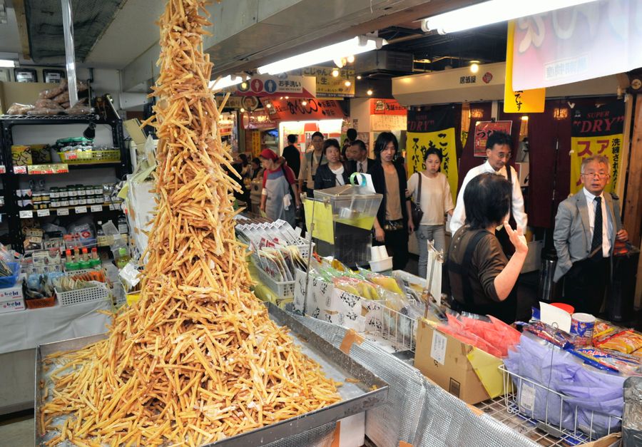 ケンピをもとに生まれたといわれる芋ケンピは観光客にも大人気（高知市帯屋町２丁目の「ひろめ市場」）