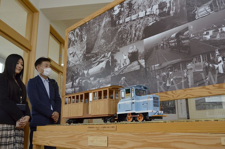 旧魚梁瀬森林鉄道と沿線の営みを紹介する模型とパネル（安田町正弘の「ゆずロードミュージアム」）