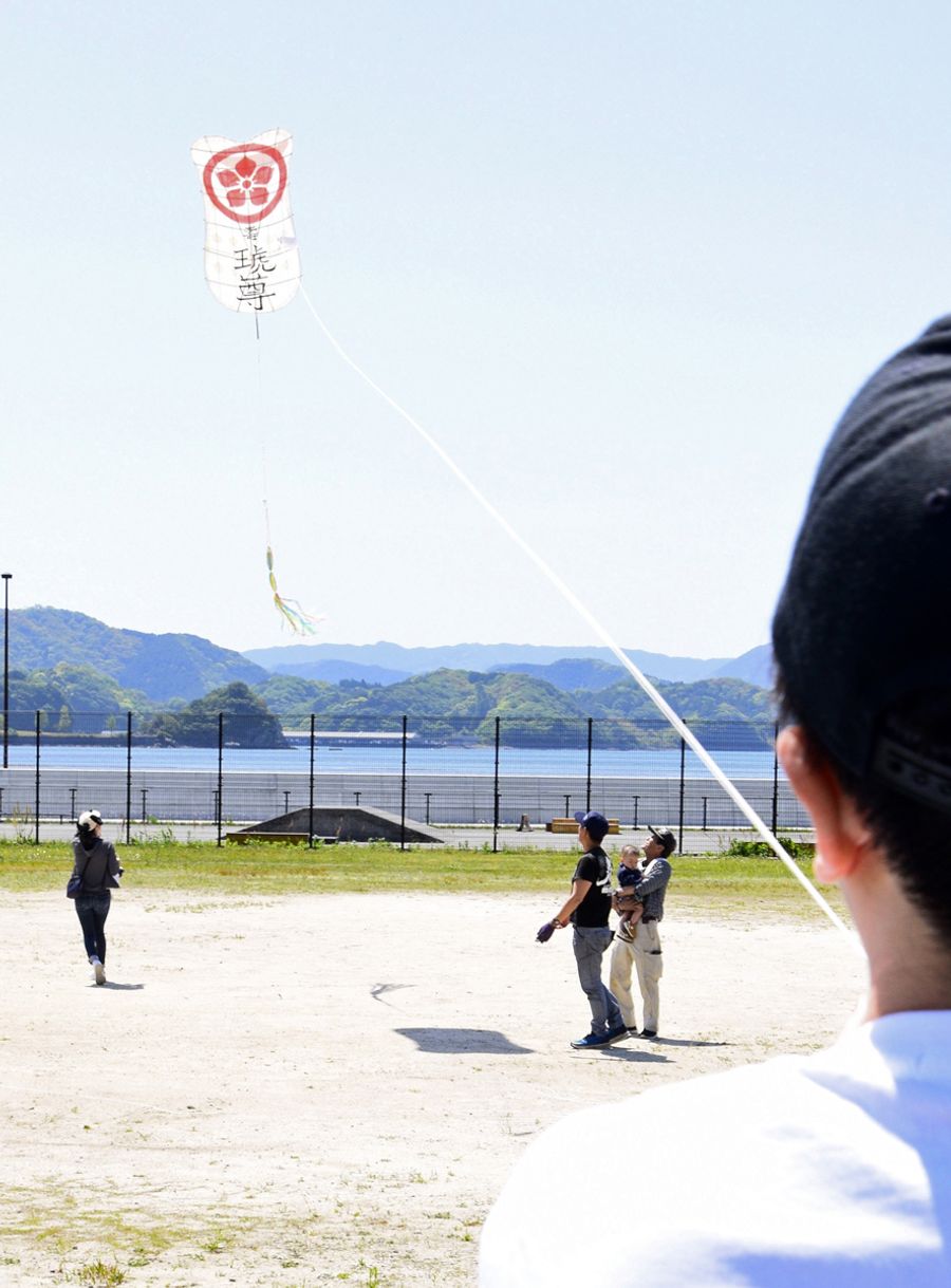 初節句を祝い空に舞い上がった大だこ（写真はいずれも宿毛市の海風公園）
