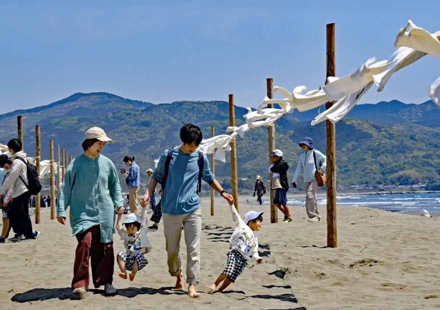 約千枚のTシャツが砂浜に並ぶアート展(写真はいずれも黒潮町入野の入野海岸)