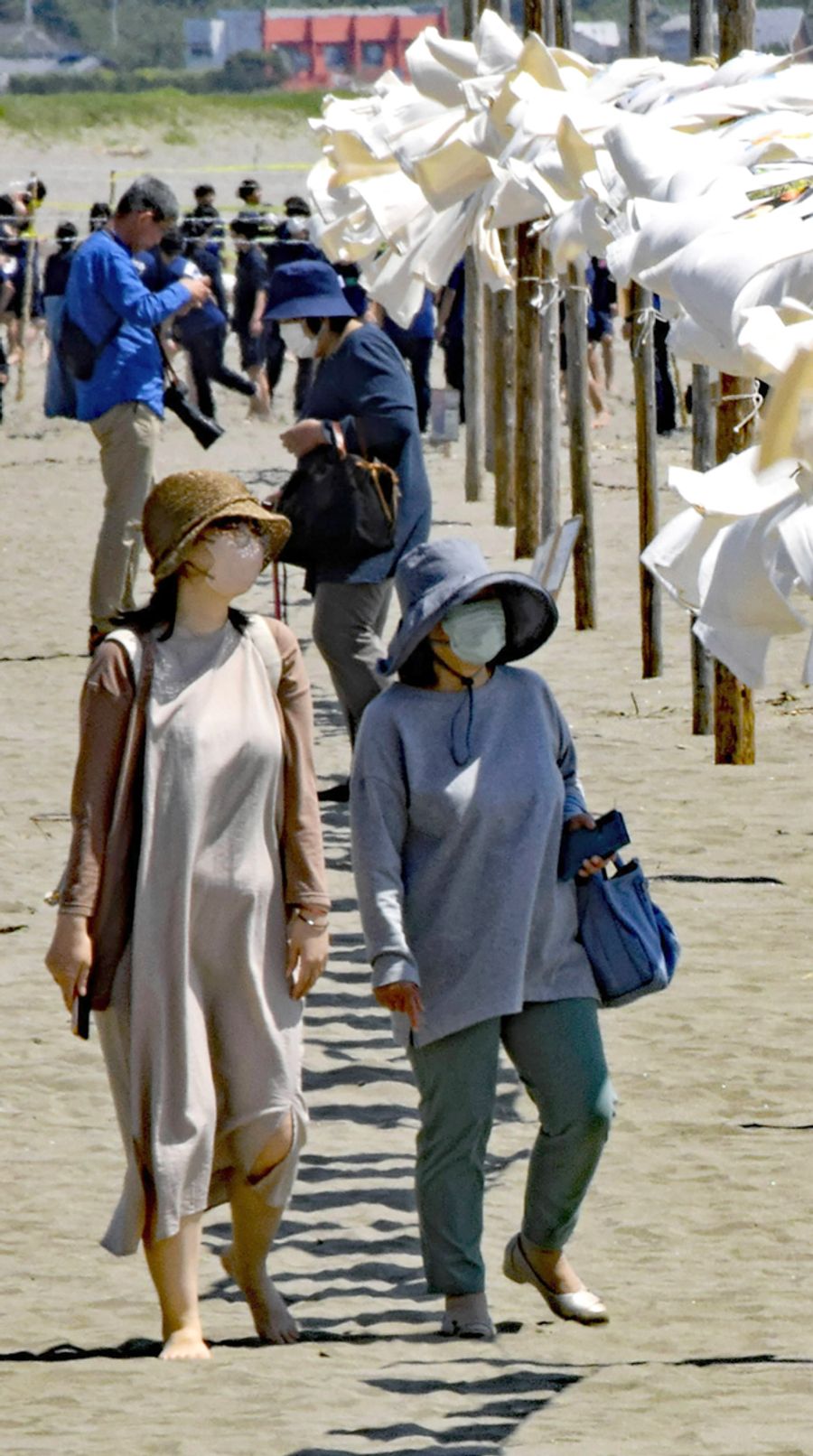 マスク姿で鑑賞する人も。判断は人それぞれだ