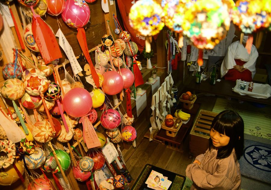 子宝に感謝するまりなどに彩られたお堂（土佐清水市松尾）