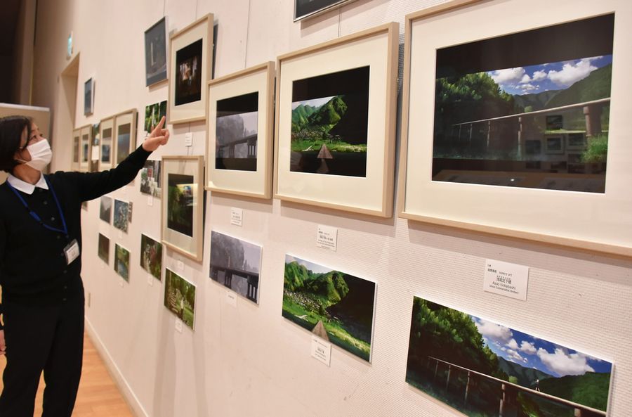 池信孝さんが手掛けた映画の背景画像が並ぶ特別展の展示コーナー（高知市の「かるぽーと」）