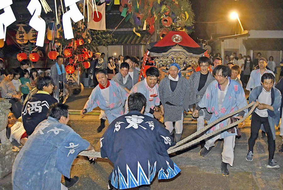 みこしとだんじりの激しい競り合いが行われた五社神社大祭（東洋町白浜）