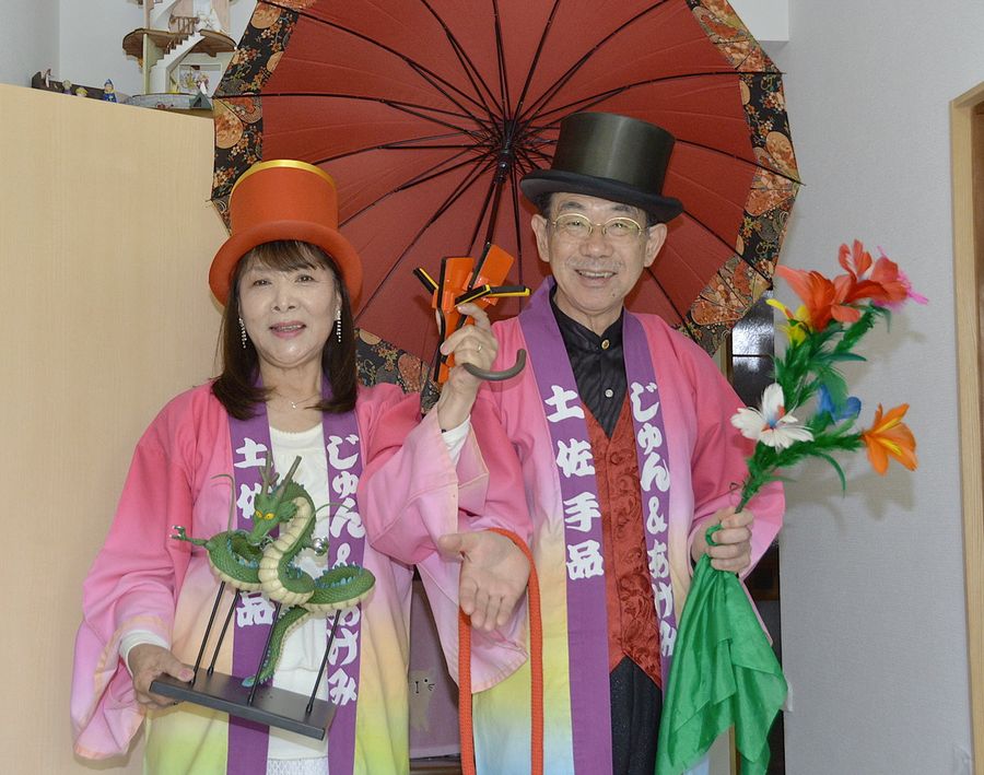 「土佐手品」を開発する細木潤二さん、明美さん夫妻（写真はいずれも土佐市北地）  　　　　　　