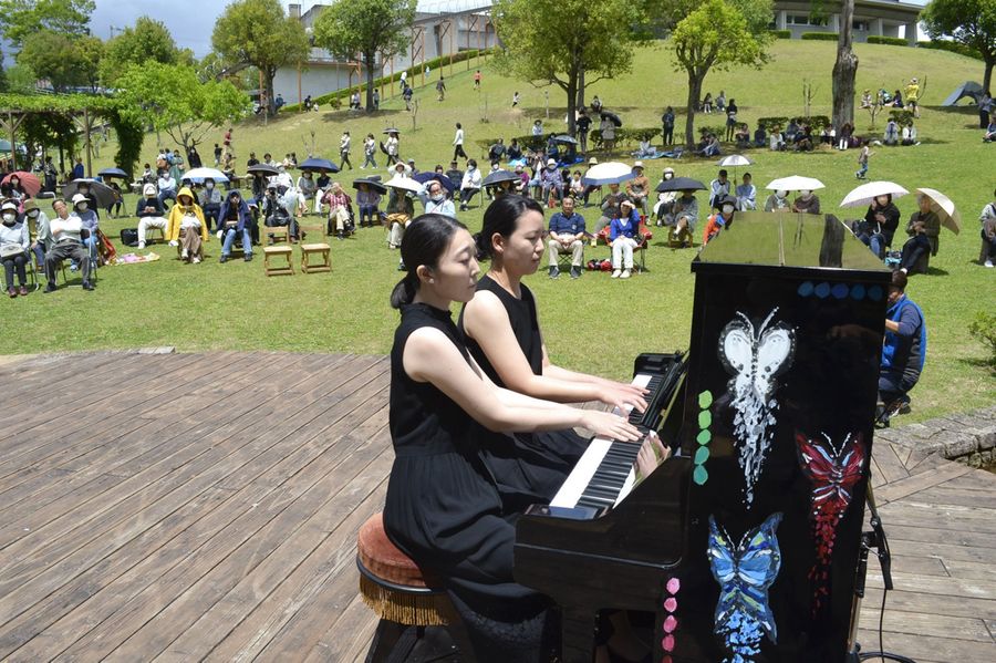 県外の8組11人が演奏したコンサート(写真はいずれも四万十町香月が丘の四万十緑林公園)