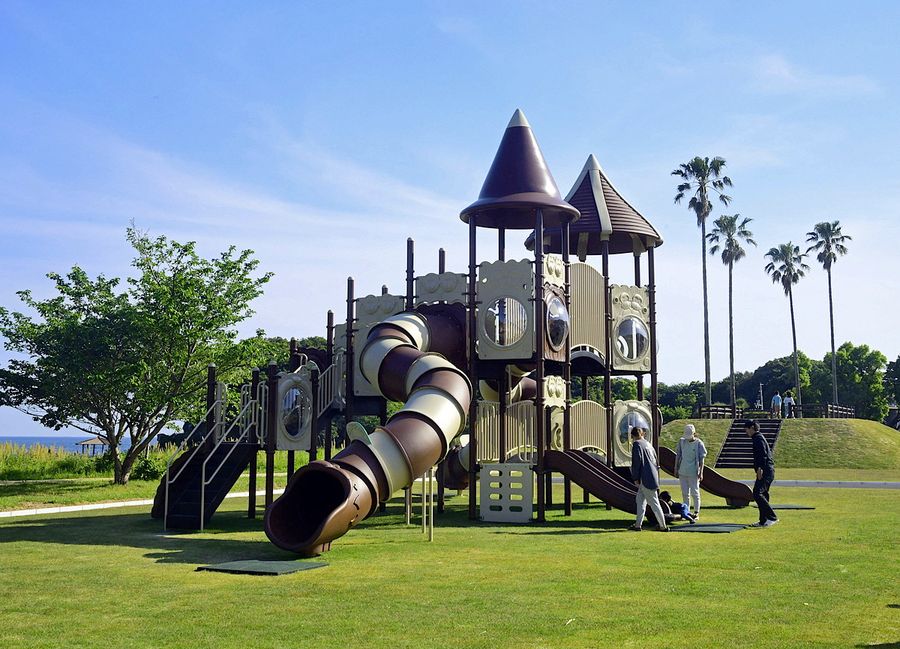 新たに整備された広場。子ども用の遊具や展望台などを設けた（土佐清水市三崎）