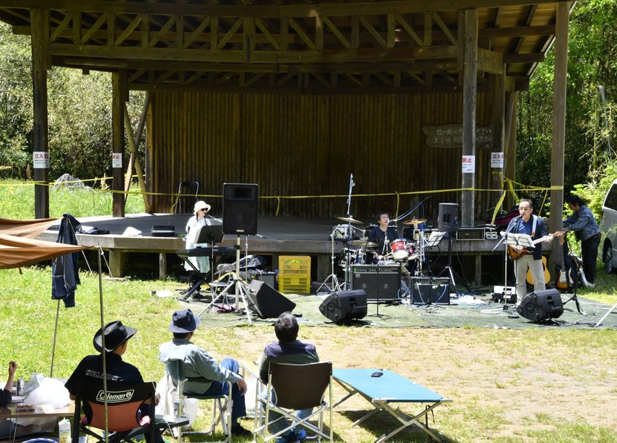 県内外の７組のバンドが参加した野外ライブ（佐川町の佐川ナウマンカルスト）