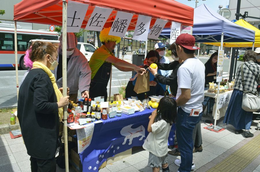 地元産品をＰＲする「土佐幡多の会」会員ら（東京・大井町）