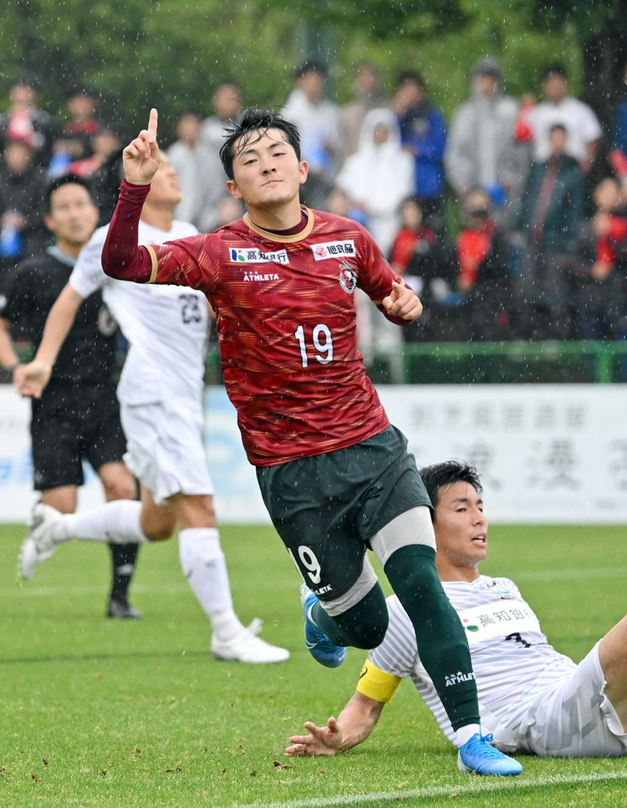 【高知U―高知大】前半14分、高知Uの金原(19)が先制のゴールを決める(春野球技場=森本敦士撮影)
