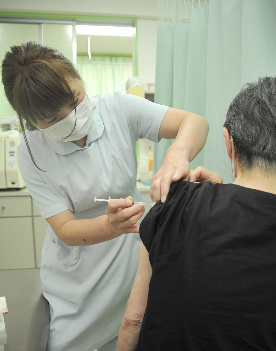 ５類移行後も高齢者を中心にコロナへの警戒感は強い。８日、多くの人がワクチンを接種した（高知市高見町）