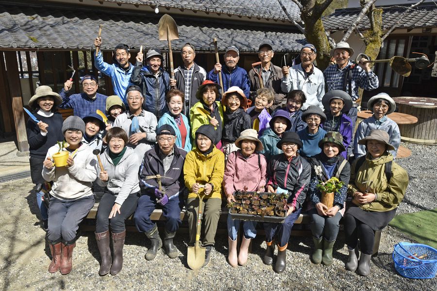 牧野富太郎博士ゆかりの植物の植栽に取り組む「牧野公園はなもりＣ―ＬＯＶＥ」のメンバー（佐川町甲の牧野公園）